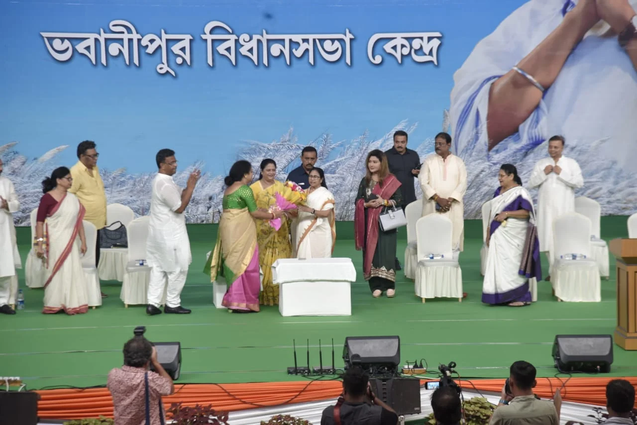 চারটে ডান্ডা নিয়ে বেরিয়ে দল উঠে গেছে ভাবার কারণ নেই,' বিজয়া সম্মেলনী থেকে ফের লড়াইয়ের বার্তা মমতার