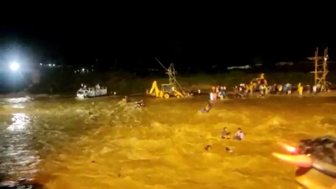 আচমকা চোখের নিমেষে সব যেন তছনছ হয়ে গেল, মৃত বেড়ে আট  শোকস্তব্ধ মাল