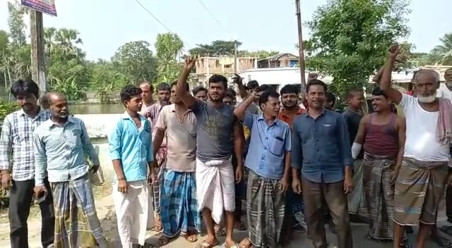 দুর্নীতির অভিযোগ:রায়দিঘি কৌতলা উত্তর মুসলিম পাড়া প্রাইমারি স্কুলে সকাল থেকেই বিক্ষোভ