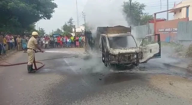 গ্রাম থেকে গরু  চুরির অভিযোগ, হাতেনাতে ধরা পড়ল দুষ্কৃতী রা, অগ্নিসংযোগ, ডোমজুড়ে উত্তেজনা