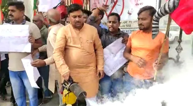 ডেঙ্গু প্রতিরোধে  ব্যর্থ পুর প্রশাসকমন্ডলী এই দাবিতে পুরসভায় ফগিং মেশিন এবং মশার মডেল সহ বিক্ষোভ বিজেপির