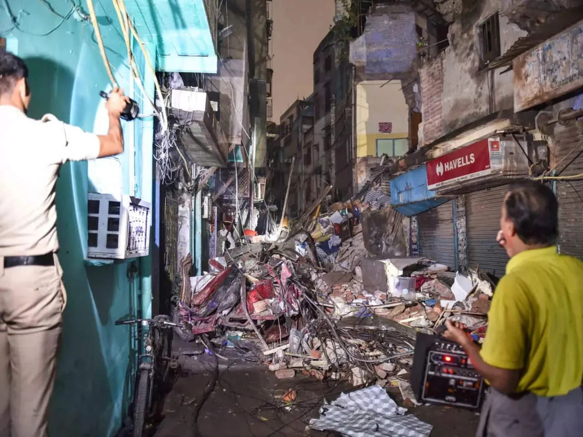 প্রবল বৃষ্টিতে রাজধানীতে বাড়ির ছাদ ভেঙে মৃত কমপক্ষে তিন, আহত পাঁচ