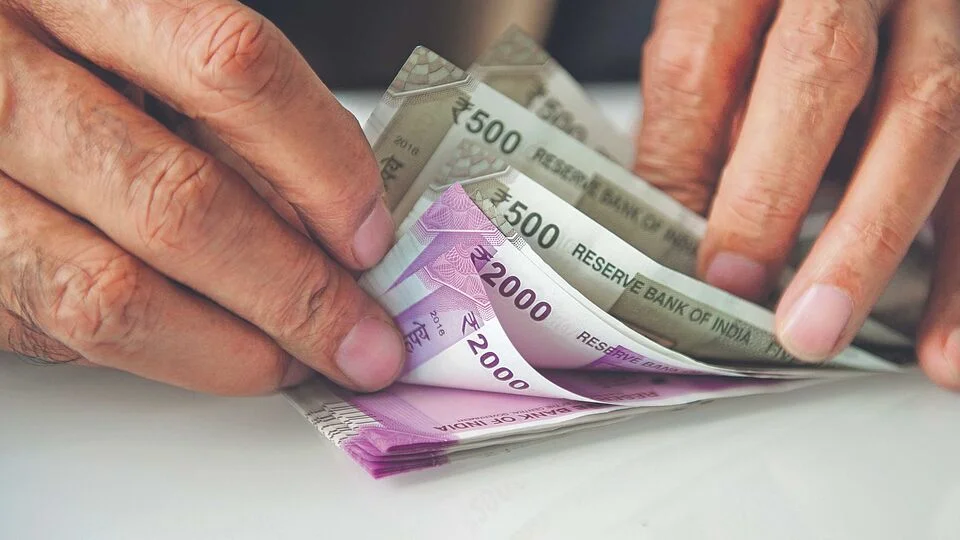 পতনের ফের নতুন রেকর্ড গড়লো ভারতীয় টাকা