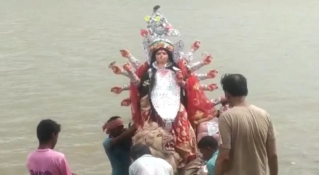 হাওড়াতে ঘাটে ঘাটে চলছে প্রতিমা নিরঞ্জন, জল থেকে কাঠামো তুলতে তৎপর পুরসভা