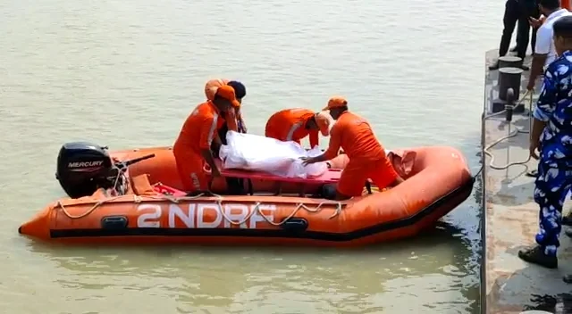 প্রায় ৪০ ঘন্টা পর ডায়মন্ডহারবারে হুগলি নদীতে তলিয়ে যাওয়া দুই শিশুকন্যার একজনের দেহ উদ্ধার