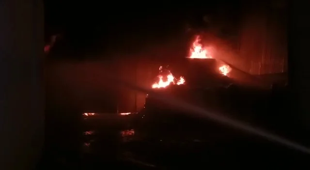হাওড়ায় প্লাস্টিক গোডাউনে বিধ্বংসী অগ্নিকান্ড