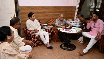 অশোক ভট্টাচার্যের সঙ্গে বিজেপি নেতাদের সাক্ষাৎ নিয়ে সরব তৃণমূল, চক্রান্ত দেখছে রাজ্যের শাসক দল