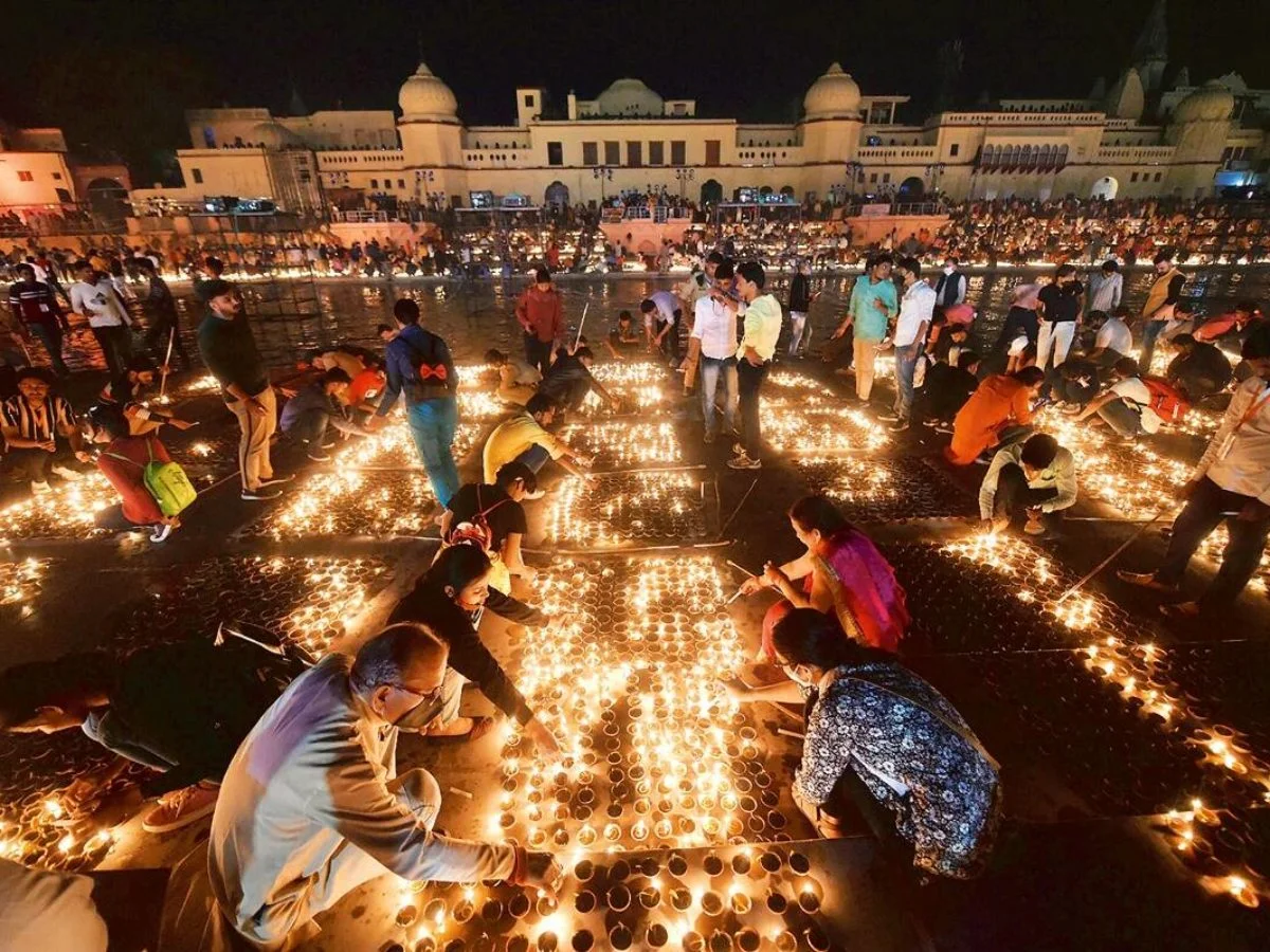 ২০ লক্ষ প্রদীপের আলোর সাজে অযোধ্যা, রামলালার দর্শন সেরে সরযূ নদীর তীরে আরতি প্রধানমন্ত্রীর  