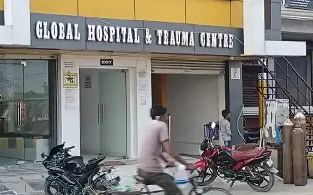 যোগীরাজ্যে হাসপাতালের বেহাল চিত্র! প্লাজমার বদলে রোগীকে দেওয়া হল মুসাম্বির রস, মৃত ডেঙ্গু আক্রান্ত