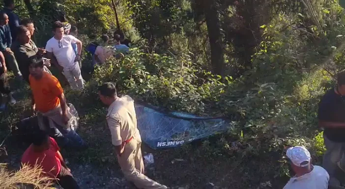 দার্জিলিঙে যাওয়ার পথে নিয়ন্ত্রণ হারিয়ে খাদে পড়ে মৃত্যু ৩ জনের,আহত ৪