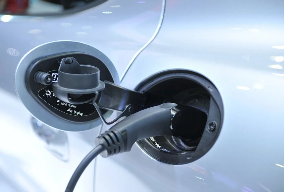 বৈদ্যুতিন গাড়ির চল বাড়াতে উদ্যোগী রাজ্য, জেলায় জেলায় চার্জিং স্টেশন গড়ছে বিদ্যুৎ বণ্টন সংস্থা