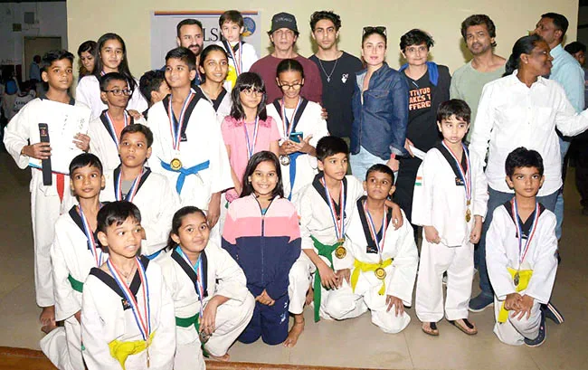 তাইকোন্ড চ্যাম্পিয়ন হলো আব্রাম, উৎসাহ দিতে কিং খানের সঙ্গে স্টেডিয়ামে হাজির আরিয়ান-সুহানাও