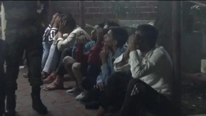 সেনাবাহিনীর পরীক্ষায় ব্লুটুথ দিয়ে টুকলি, হাতেনাতে ধরা পড়লেন ২৮ জন