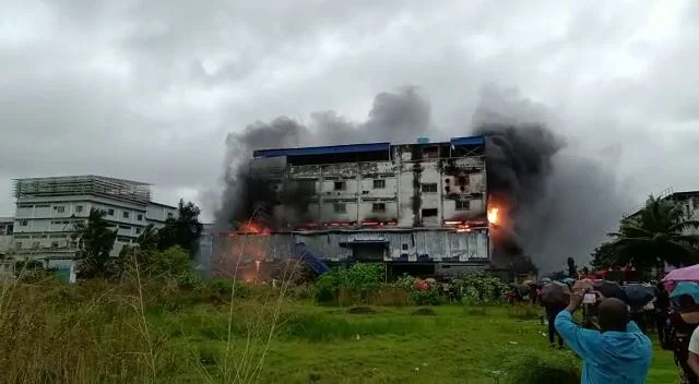 বিধ্বংসী অগ্নিকাণ্ড বানতলা লেদার কমপ্লেক্সে, আগুন নেভাতে ১৬টি ইঞ্জিন, আনা হল হাইড্রোলিক ল্যাডার
