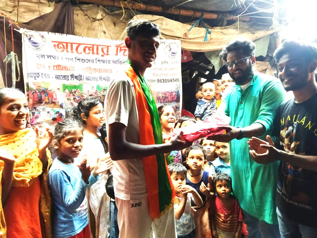 ফুটপাতের আকবর ক্রিকেটের ময়দানে