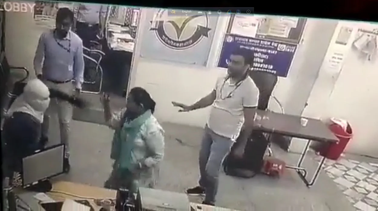 ব্যাঙ্কে হানা সশস্ত্র ডাকাত দলের, প্ল্যায়ার্স হাতে ডাকাতি রুখলেন মহিলা ব্যাঙ্ক ম্যানেজার, ভাইরাল ভিডিও