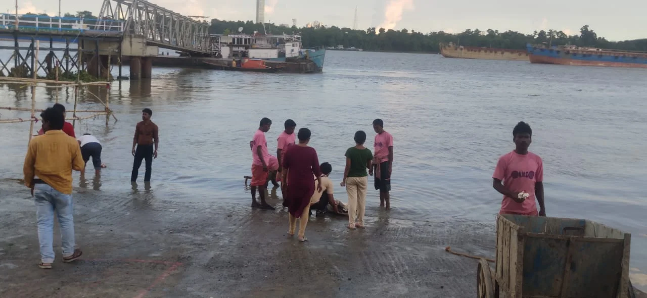 গঙ্গা দূষণ রোধে কড়া হাওড়া পুরসভা লক্ষ্মীপুজোর ভাসানেও জল থেকে কাঠামো   তুলতে অতিরিক্ত কর্মীদের কাজে নামানো হলো