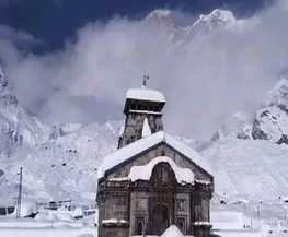 খারাপ আবহাওয়া! ১০ দিনে দু'ই বার তুষারপাতের ঘটনা কেদারনাথ ধাম সংলগ্ন পাহাড়ে
