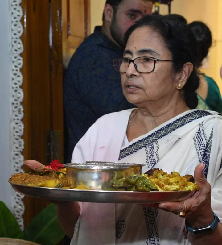 নিজের হাতে রাঁধলেন ভোগ, বাড়ির পুজোয় অন্য ভূমিকায় মুখ্যমন্ত্রী মমতা বন্দ্যোপাধ্যায়
