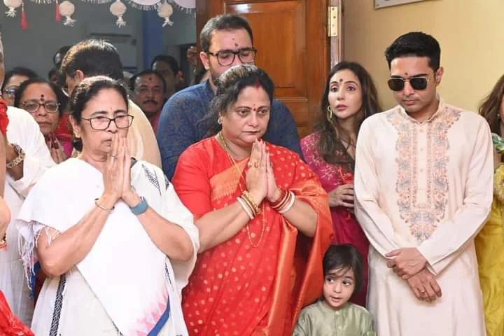 নিজের হাতে রাঁধলেন ভোগ, বাড়ির পুজোয় অন্য ভূমিকায় মুখ্যমন্ত্রী মমতা বন্দ্যোপাধ্যায়