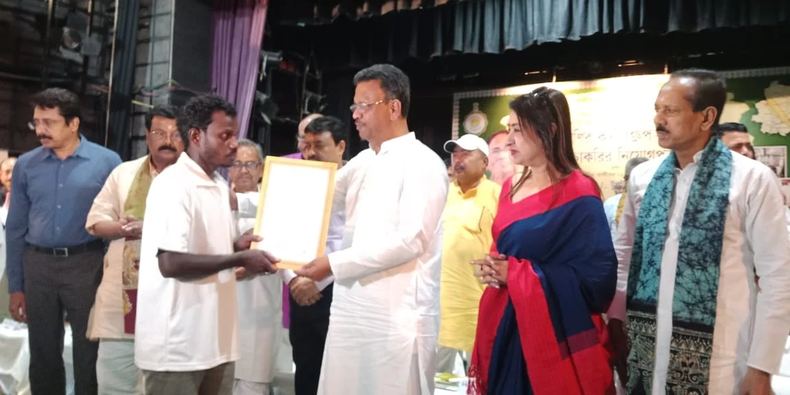 ডেউচা পাচামিতে গিয়ে 'মুখ্যমন্ত্রীর সিঙ্গুর' বক্তব্যে শিলমোহর দিয়ে সিপিএমকে তীব্র কটাক্ষ ফিরহাদের  