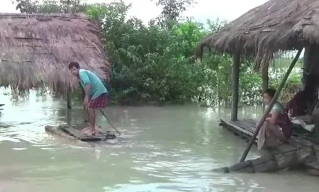 অবিরাম বৃষ্টিতে তৃতীয়বার বন্যার মুখোমুখি অসম, ক্ষতির মুখে ১১টি গ্রামের প্রায় ৭০ হাজার মানুষ  