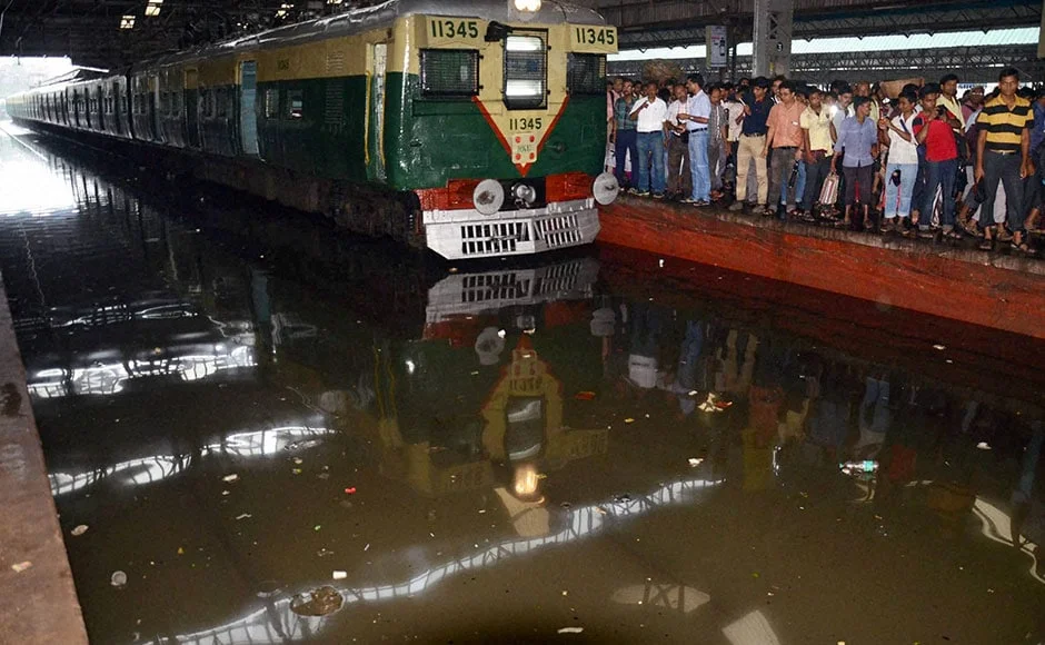 প্রবল বৃষ্টিতে ছাদ ফুটো হয়ে গড়িয়ে পড়েছে বৃষ্টির জল, হৈ চৈ শিয়ালদহ স্টেশনে