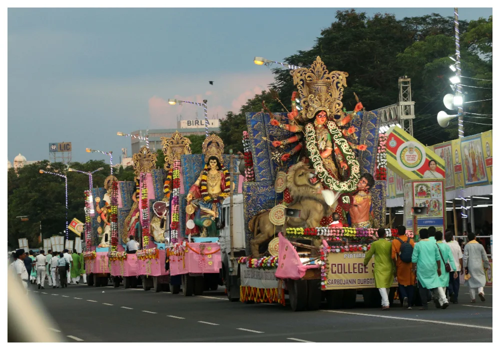 দুর্গাপুজোর কার্নিভাল ঘিরে বর্ণাঢ্য শোভাযাত্রায় সেজে উঠল রেড রোড, আদিবাসী নৃত্যের তালে পা মেলালেন মুখ্যমন্ত্রী