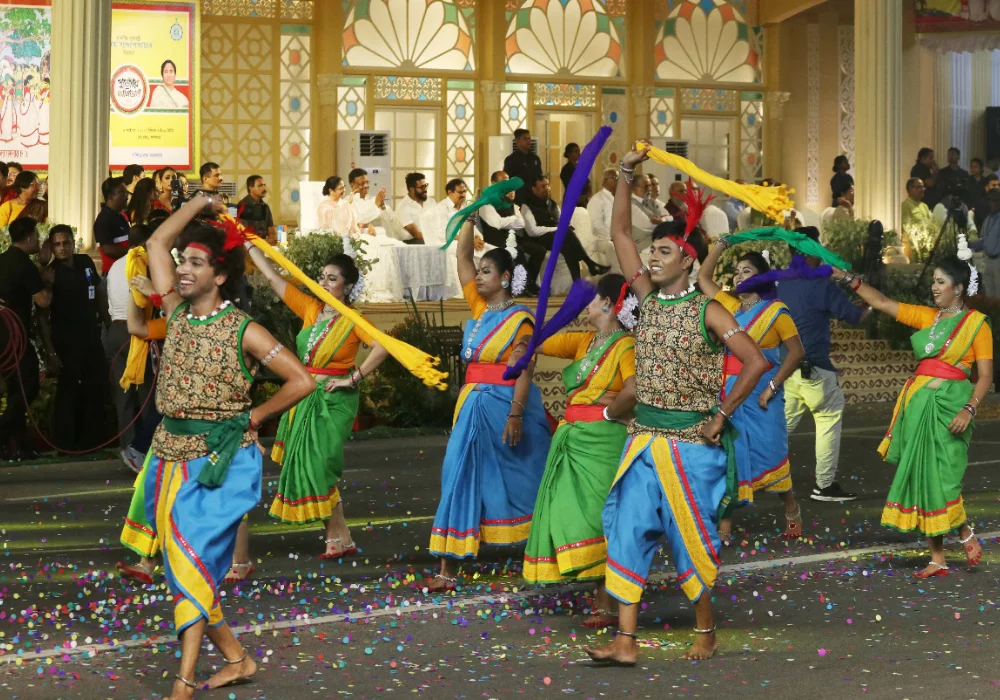 দুর্গাপুজোর কার্নিভাল ঘিরে বর্ণাঢ্য শোভাযাত্রায় সেজে উঠল রেড রোড, আদিবাসী নৃত্যের তালে পা মেলালেন মুখ্যমন্ত্রী