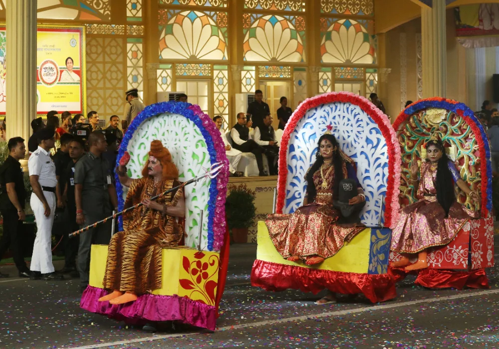 দুর্গাপুজোর কার্নিভাল ঘিরে বর্ণাঢ্য শোভাযাত্রায় সেজে উঠল রেড রোড, আদিবাসী নৃত্যের তালে পা মেলালেন মুখ্যমন্ত্রী