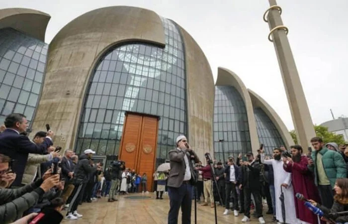 প্রথমবার জার্মানির বৃহত্তম সেন্ট্রাল মসজিদে লাউডস্পিকারে নামাযের আযান সম্প্রচারিত হল