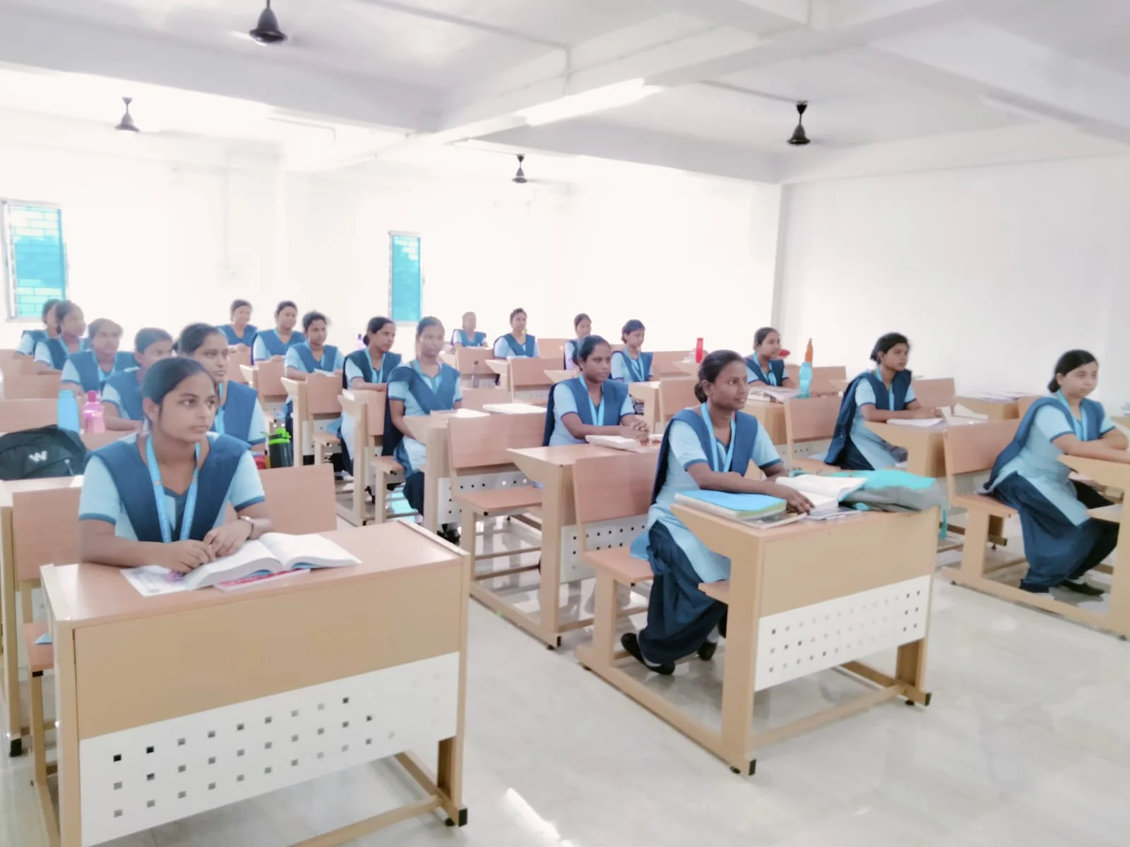 কর্মমুখী শিক্ষার হাত ধ‌রে সফল ভ‌বিষ‌্যৎ গড়‌তে চাই‌ছে বর্ণালী-নাস‌রিনার মতো মে‌য়েরা