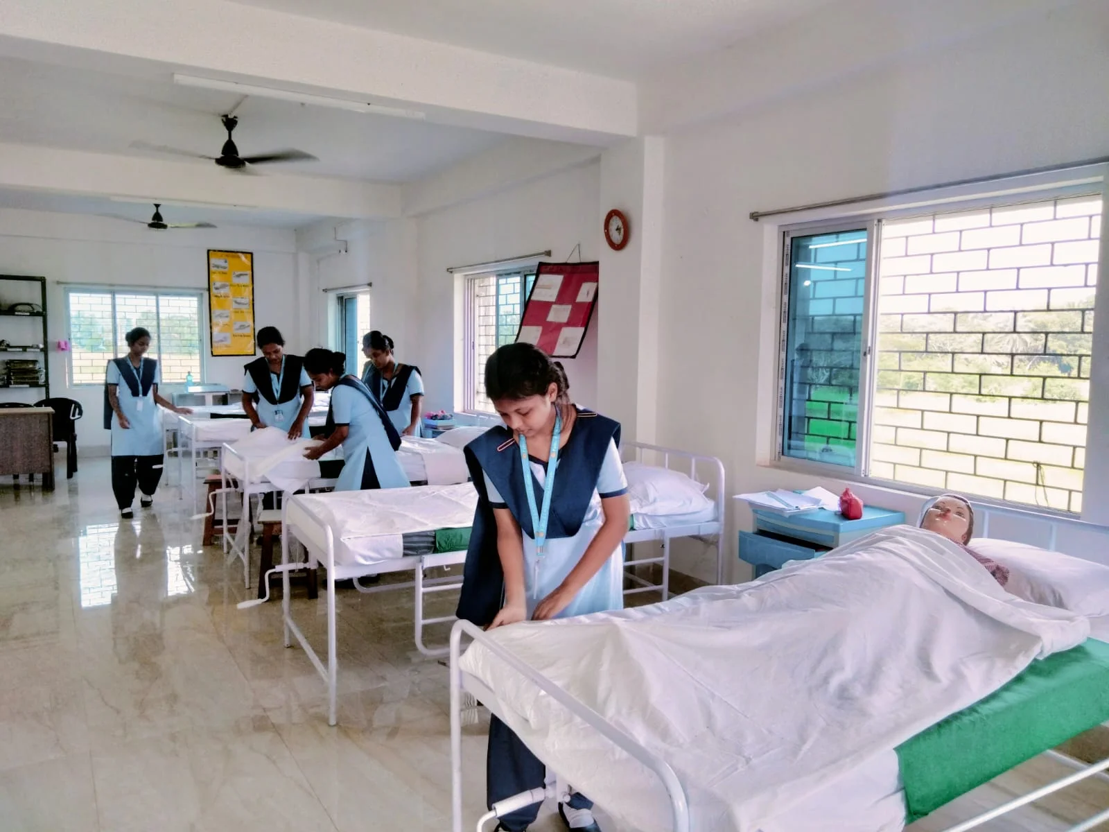 কর্মমুখী শিক্ষার হাত ধ‌রে সফল ভ‌বিষ‌্যৎ গড়‌তে চাই‌ছে বর্ণালী-নাস‌রিনার মতো মে‌য়েরা