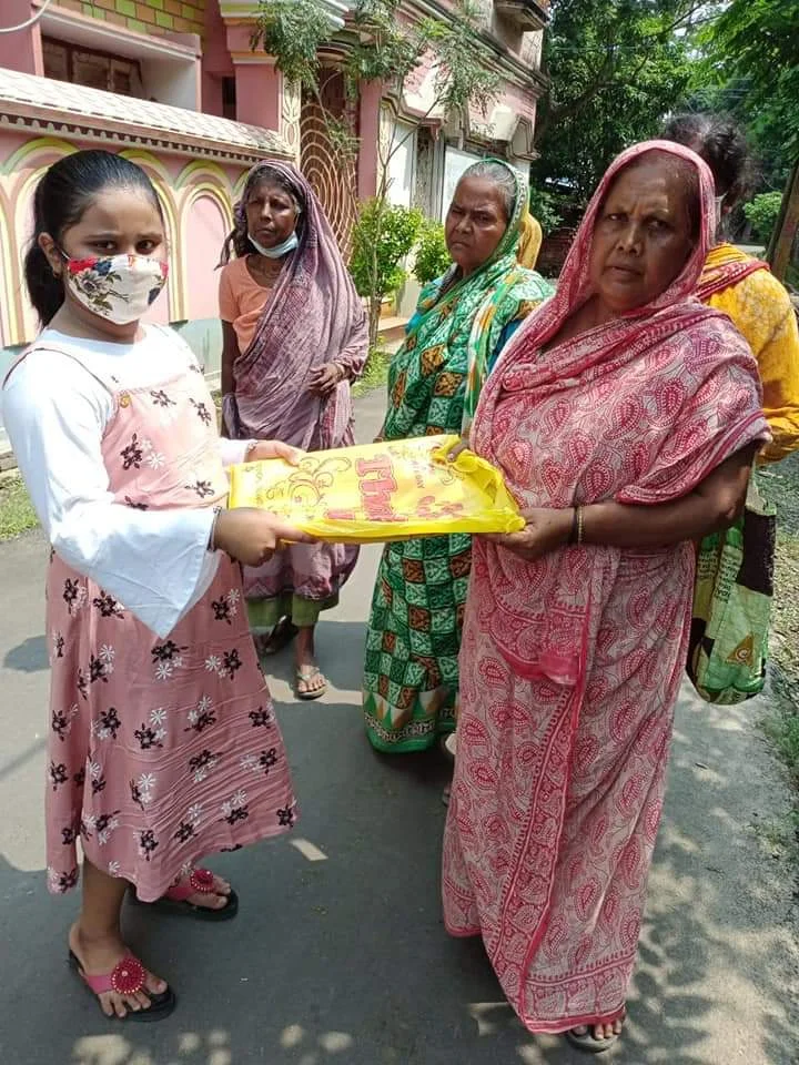 শারদ উৎসবে গানের টাকায় দান শিশু সঙ্গীতশিল্পী দেবাঙ্কিতার 