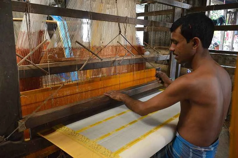 সময় বদলেছে, বদল আসেনি তাঁতিদের শিল্পে, ধুঁকছে ধনেখালির প্রাচীন তাঁতশিল্প