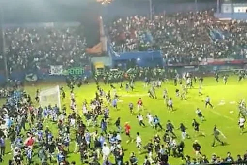 শতাব্দীর ভয়ংকরতম দুর্ঘটনা, ইন্দোনেশিয়ায় ফুটবল ম্যাচকে কেন্দ্র করে ১২৭ জনের মৃত্যু