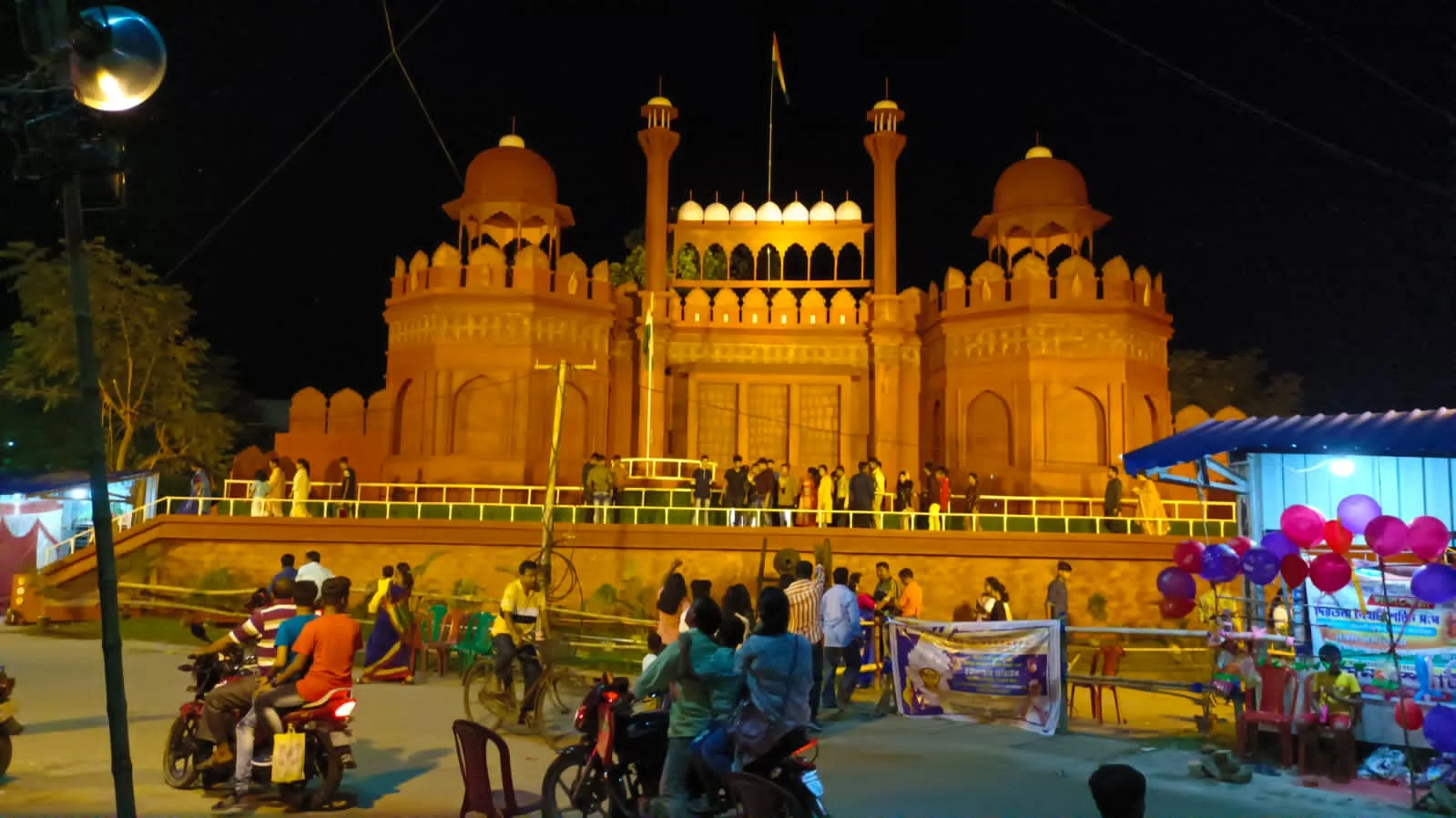 বসিরহাটের শক্তি সংঘের 'লালকেল্লা' দেখতে ভিড় দর্শনার্থীদের