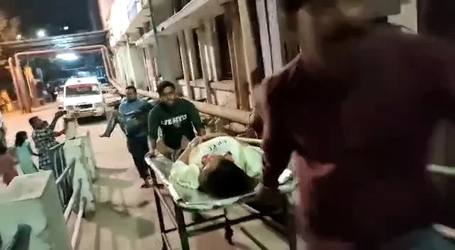 চলন্ত গাড়িতে ভিডিও কলিংয়ে মত্ত চালক, ১৬ নম্বর জাতীয় সড়কে দুর্ঘটনায় জখম ২০