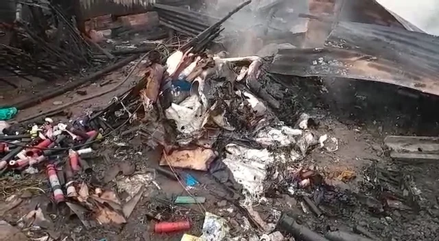 শালিমার ৫ নম্বর গেট সংলগ্ন এলাকায় রবিবার ভোররাতে বিধ্বংসী আগুন পুড়ে ছাই আটটি দোকান