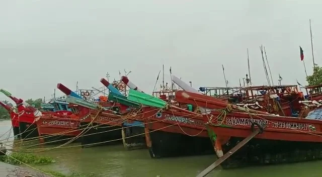 ক্রমশ গতি বাড়িয়ে ধেয়ে আসছে সিত্রাং, উপকূলবর্তী এলাকায় নিরাপদ স্থানে সরানো হচ্ছে সাধারণ মানুষকে, প্রস্তত কুইক রেসপন্স টিম