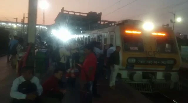 হাওড়ার টিকিয়াপাড়া  কারশেডের কাছে ওভারহেডের তার ছিঁড়ে সাময়িক ব্যাহত  ট্রেন চলাচল