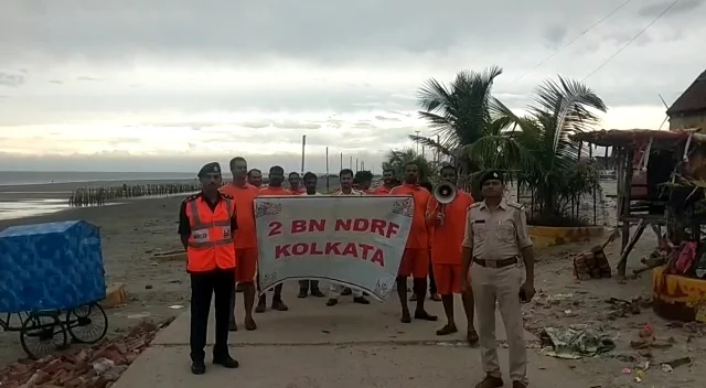 ক্রমশ গতি বাড়িয়ে ধেয়ে আসছে সিত্রাং, উপকূলবর্তী এলাকায় নিরাপদ স্থানে সরানো হচ্ছে সাধারণ মানুষকে, প্রস্তত কুইক রেসপন্স টিম