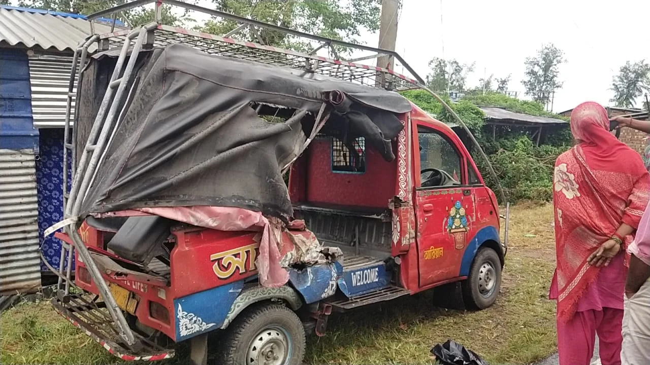 ট্রেকারের  সঙ্গে স্টেটবাসের  মুখোমুখি সংঘর্ষ, গুরুতর আহত একই পরিবারের তিনজন, মৃত এক
