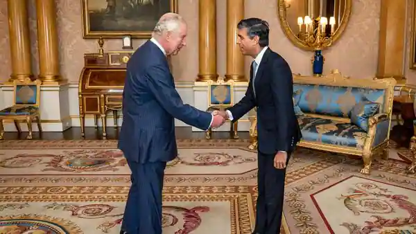 রাজার চেয়েও ধনী ব্রিটিশ প্রধানমন্ত্রী!