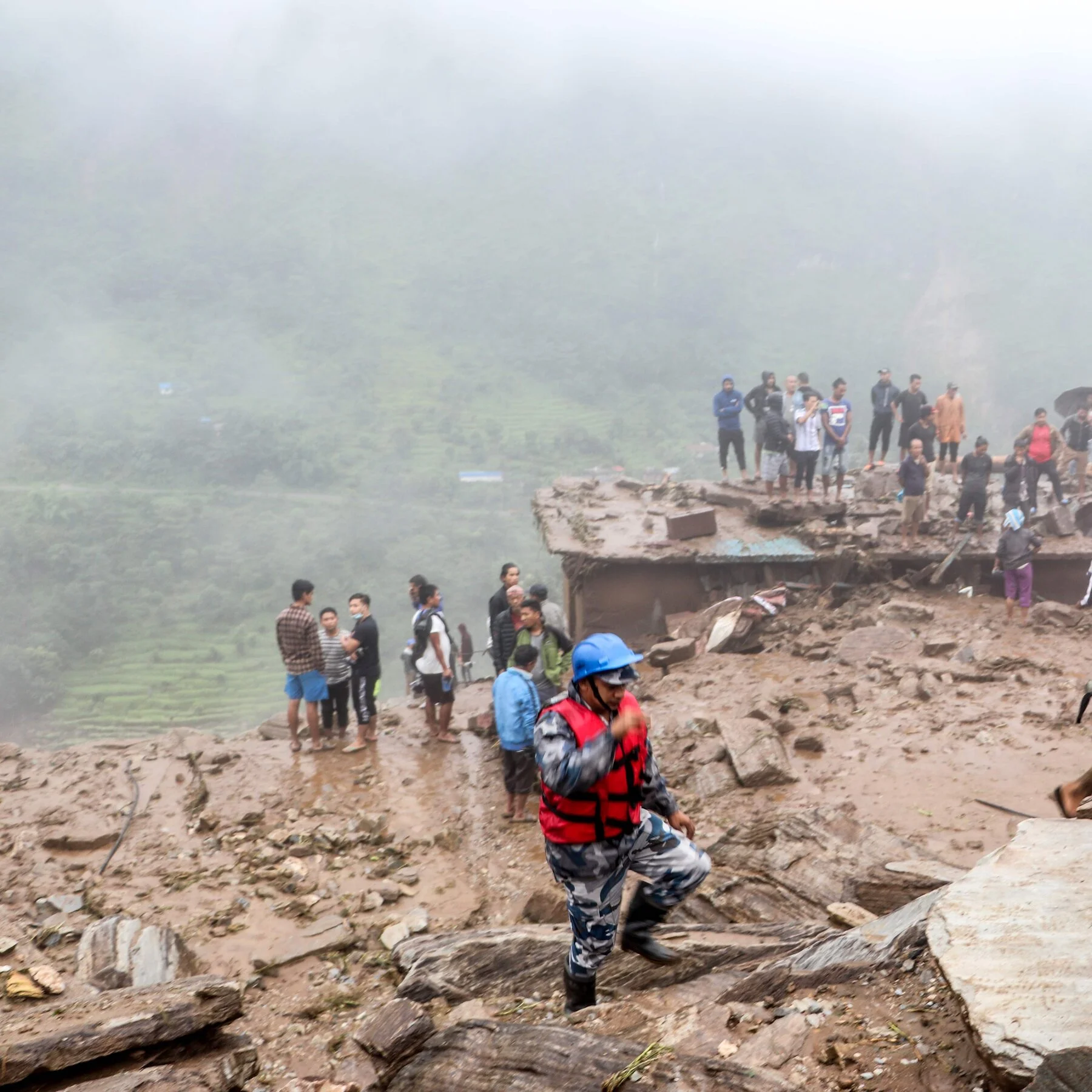 দুর্যোগে আটকে পড়া পর্যটকদের জন্য স্পেশাল বাস সরকারের