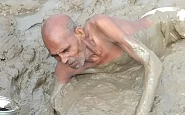 নদীর পলিতে আটকে করুণ দশা বৃদ্ধের! উদ্ধারে এসে হাসি যোগীরাজ্যের পুলিশের! ভাইরাল ভিডিও  