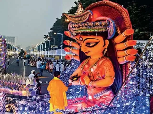 করোনার প্রকোপ কাটিয়ে দু’বছর পর রেড রোডে পুজো কার্নিভাল