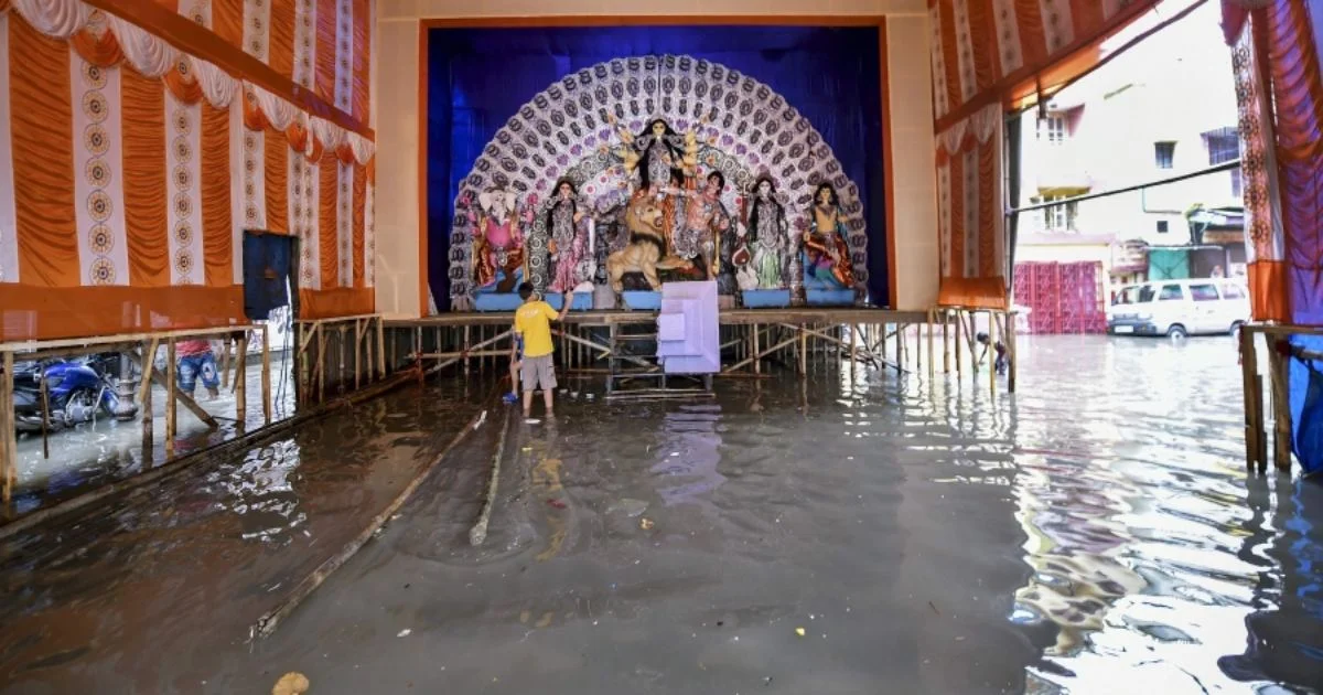 অষ্টমীর সকাল থেকেই ভারী বৃষ্টিপাত, বেহাল দশা তিলোত্তমার