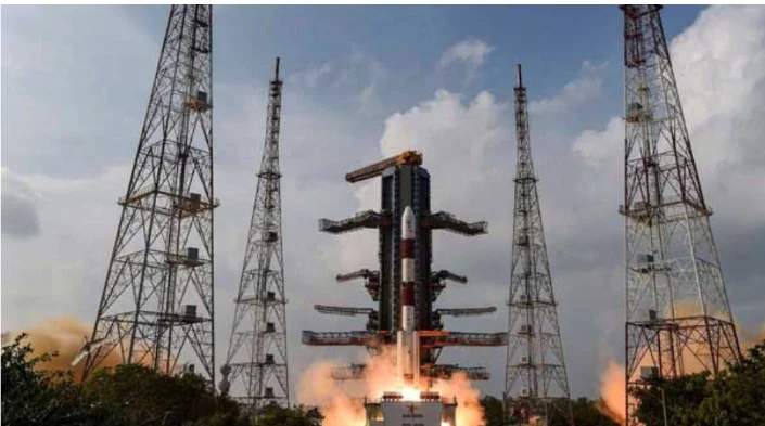 ইতিহাস গড়ল ইসরো, মধ্যরাতে ভারী রকেটে করে একসঙ্গে ৩৬টি স্যাটেলাইট উৎক্ষেপণ