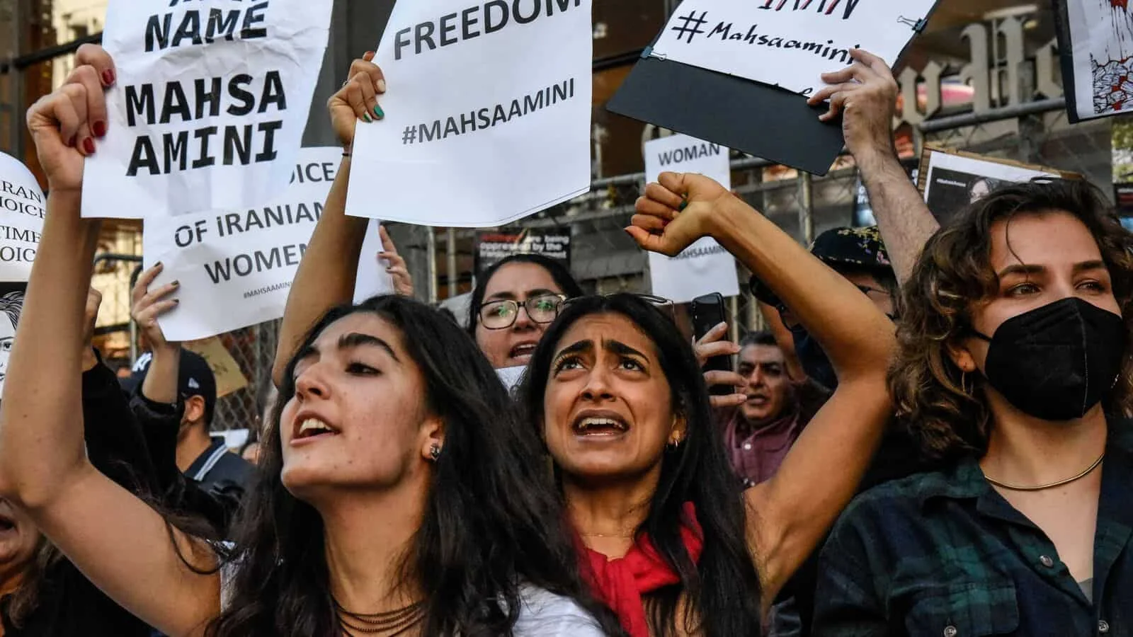 ইরানী এক তরুণীর মৃত্যু ও উত্তাল পশ্চিমা বিশ্ব